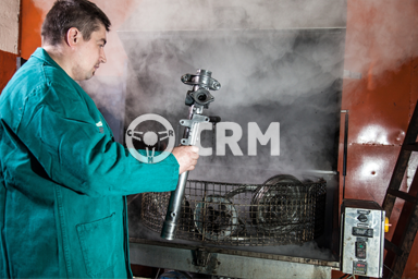 Części stałe maglownicy zostają umyte suchą parą